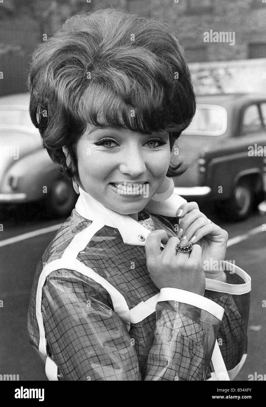 Un nouveau venu dans le couronnement de la série T.V. St est 23 ans Dilys Watling, la fille de l'acteur Jack Watling connu pour son rôle dans Banque D'Images