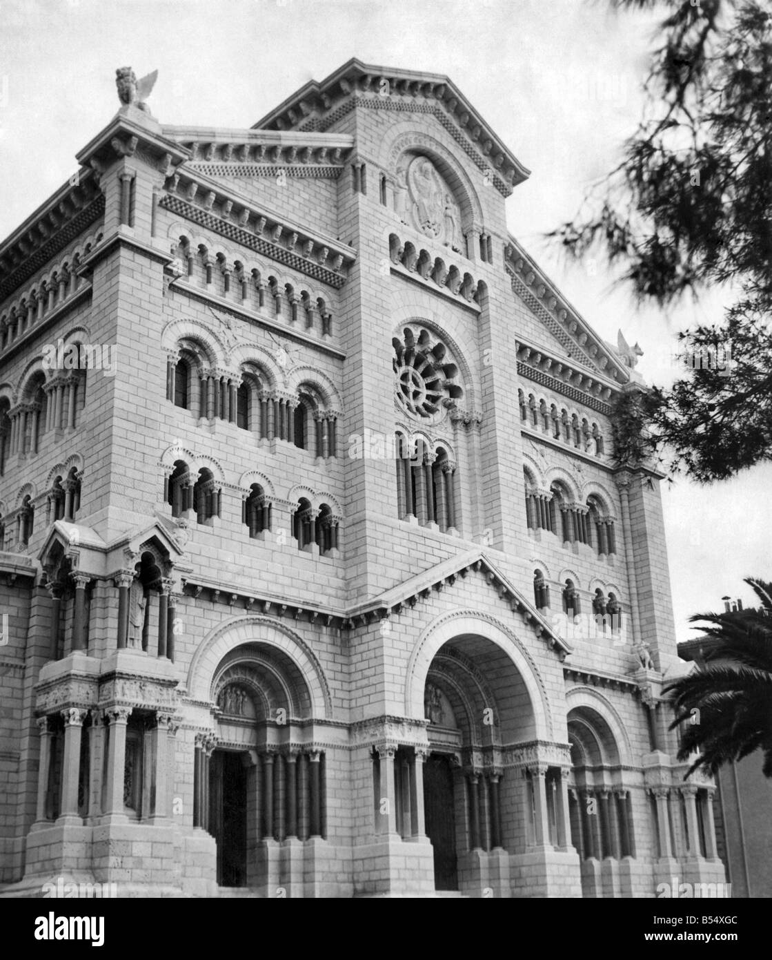 Une vue de la Cathédrale de Monaco, (en style néo-byzantin) ; où le mariage du Prince Rainer III et Mlle Grace Kelly aura lieu. Mars 1956 P011328 Banque D'Images