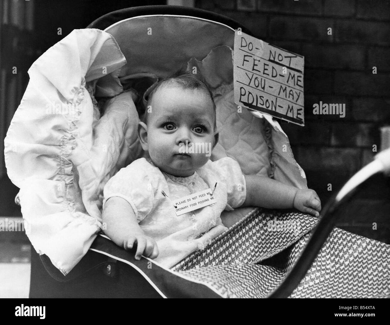 Paul bébé dans son landau avec l'avis qui doit être observée. Novembre 1968  P012115 Photo Stock - Alamy