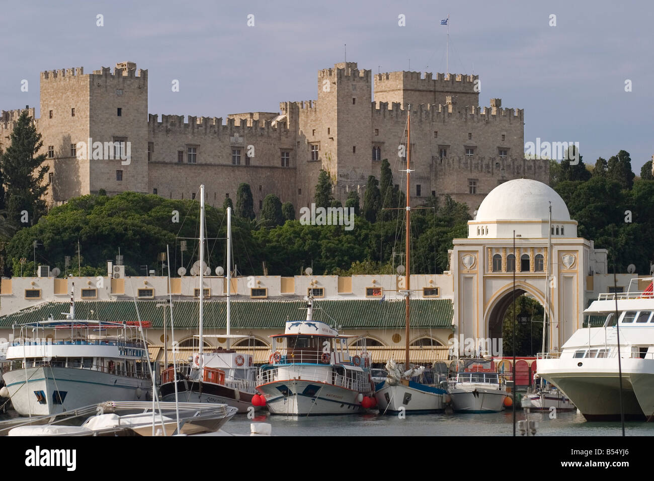 Grèce Dodécanèse Rhodes le port de Mandraki, avec market & Knight's Palace Banque D'Images