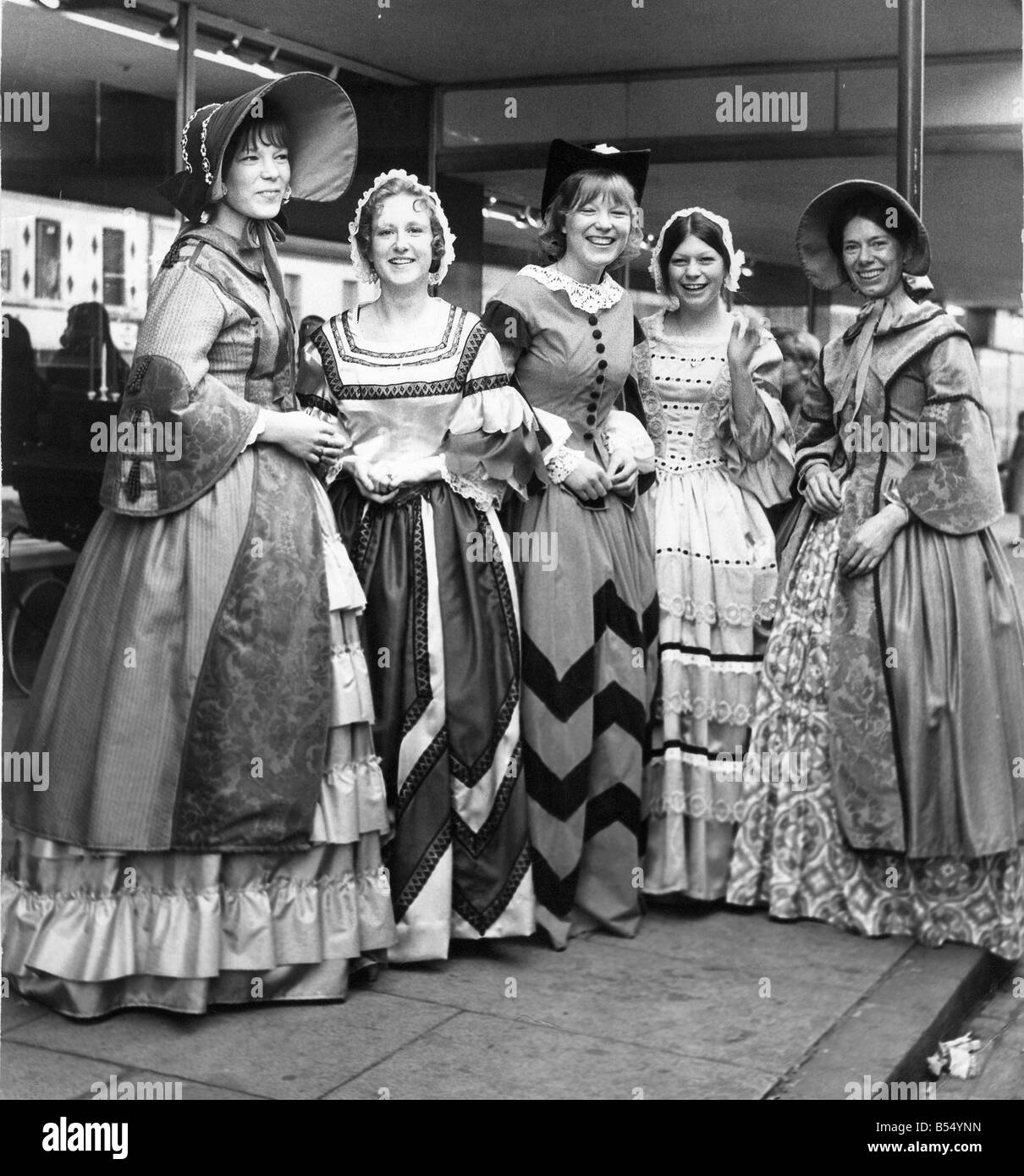 Ce que le Dickens se passe ici passants demandé à J T Parrish department store à Byker ces jolies femmes sont de shop Banque D'Images
