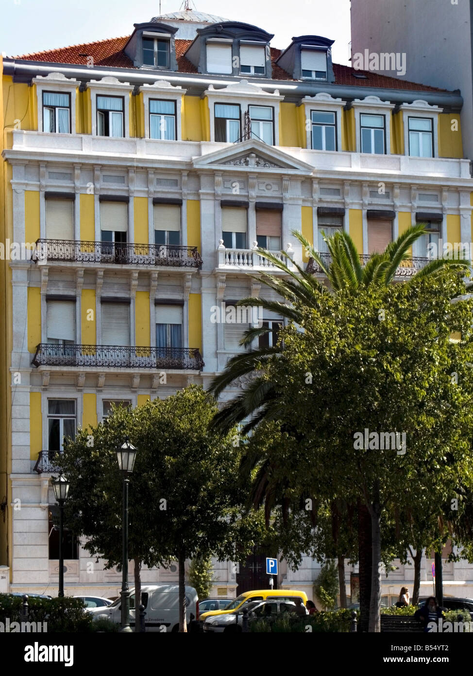Bâtiment blanc et jaune traditionnel, l'Avenida da Liberdade, Lisbonne, Portugal Banque D'Images Bâtiment blanc et jaune traditionnel, l'Avenida da Liberdade, Lisbonne, Portugal Banque D'Images