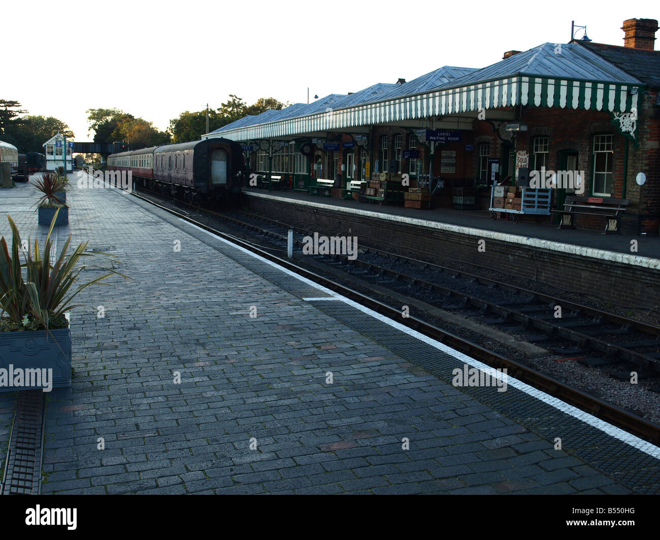 Crépuscule à Sheringham Steam Railway Station sur la ligne de pavot, North Norfolk, Angleterre, Happy Holiday APPAREIL PHOTO NUMÉRIQUE OLYMPUS Banque D'Images
