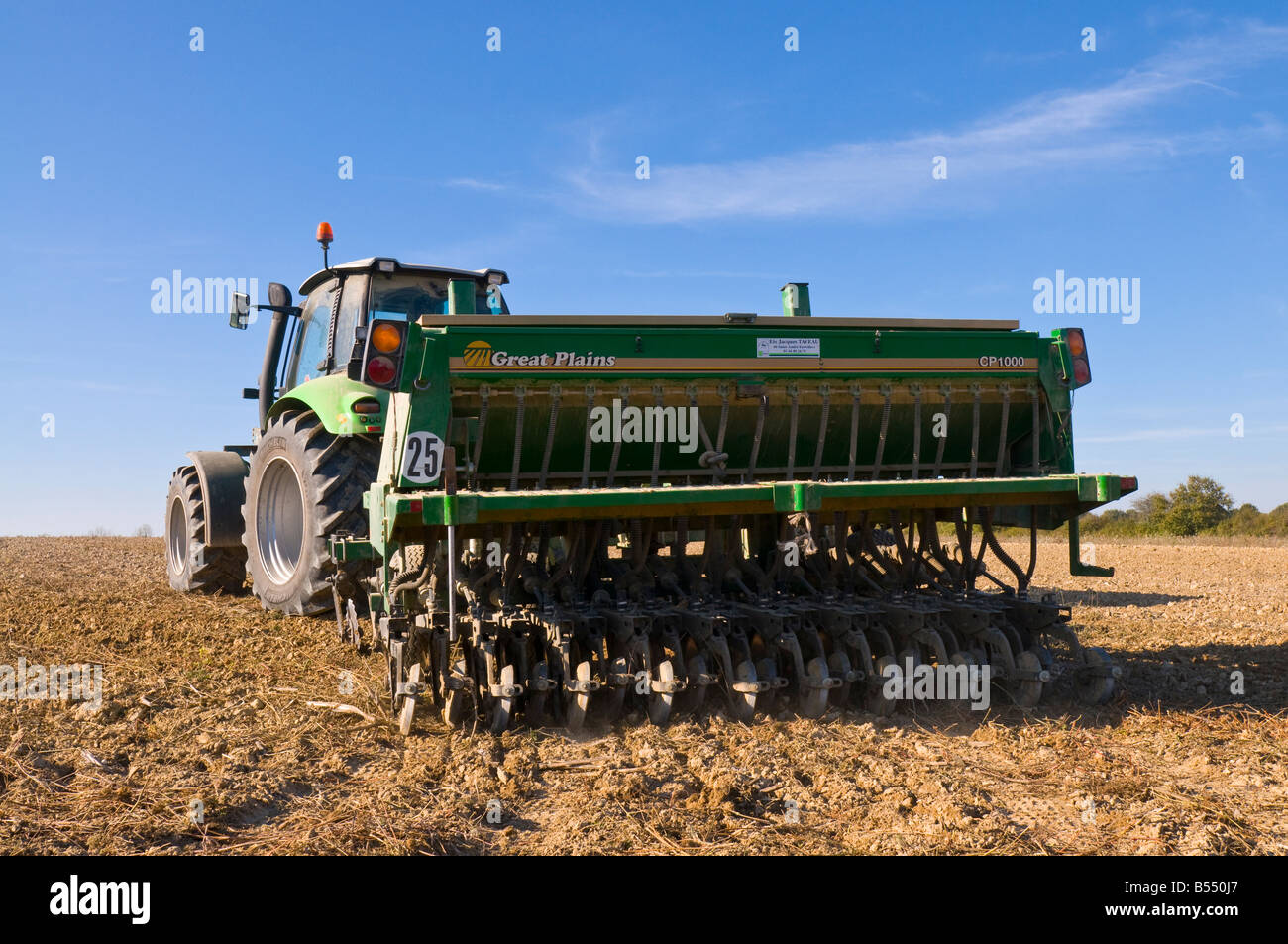 'Deutz-Fahr tracteur tractant'' 'Great Plains et herse combinée - semis semis de blé d'hiver, Indre-et-Loire, France. Banque D'Images