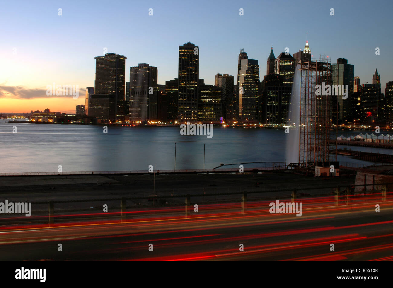 Olafur Eliasson cascade d'art public dans la région de East River près de Manhattan Brooklyn Hauteur à partir du 26 juin à octobre 2008 au crépuscule Banque D'Images