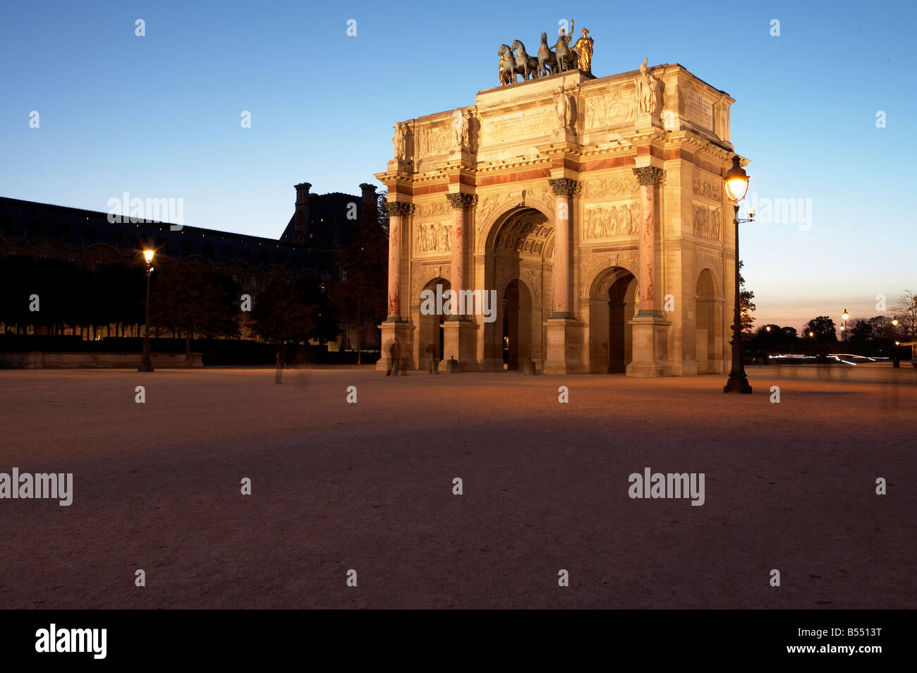 L'Arc de triomphe du Carrousel dans le jardin du Carrousel au crépuscule, Paris France Banque D'Images