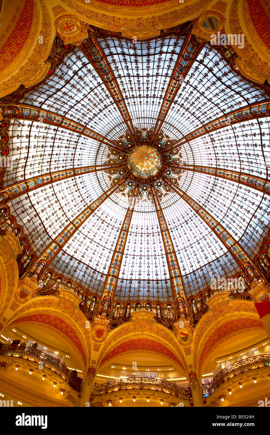 Dôme en verre art déco dans des Galeries Lafayette Paris France Photo Stock  - Alamy