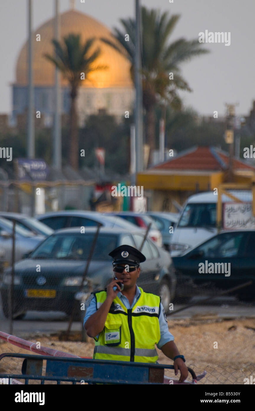 Israël Jérusalem, Porte de Damas, policier israélien debout avec dôme du Rocher de bkgd Banque D'Images