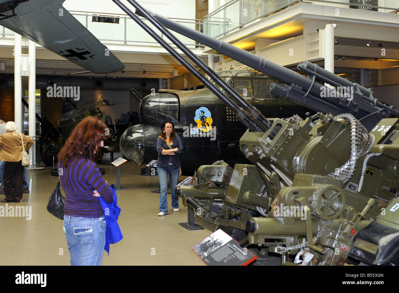 Affichage des souvenirs militaires à l'Imperial War Museum London Banque D'Images