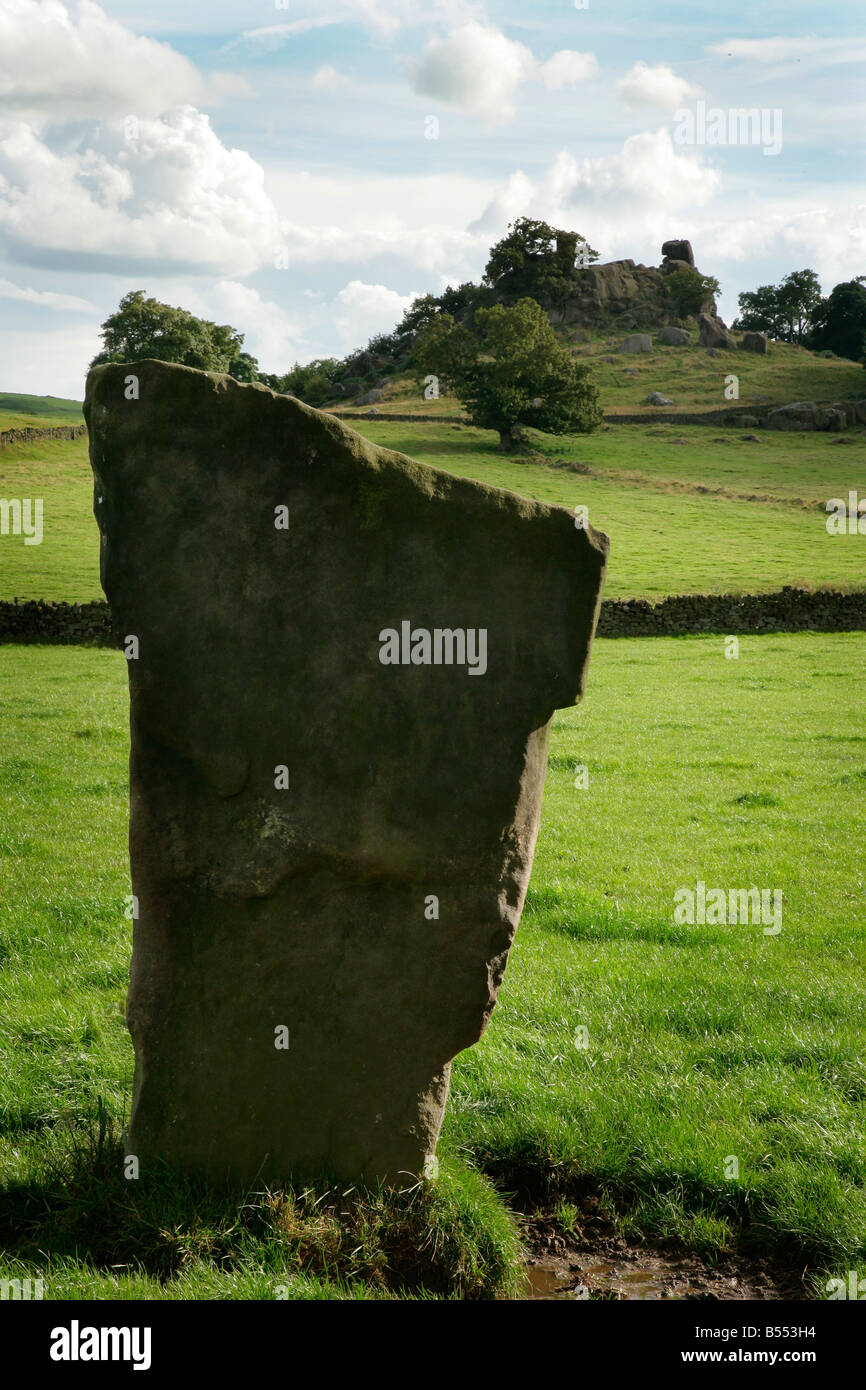 Une pierre de Woolsthorpe Moor Stone Circle dans le Derbyshire avec Robin Hood's Stride dans l'arrière-plan Banque D'Images