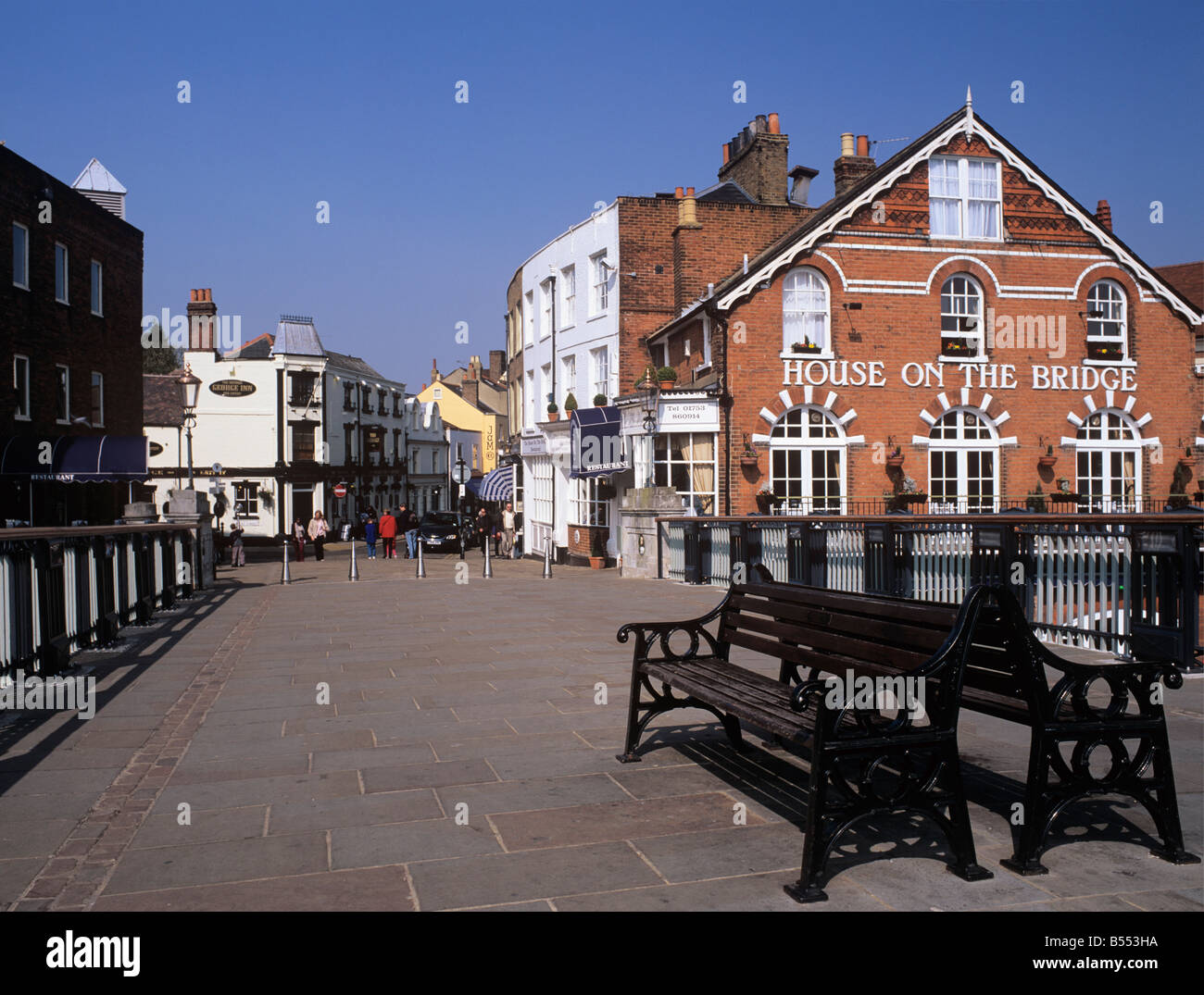 Eton Berkshire England UK. Modulables de THAMES BRIDGE et vue d'Eton High Street et 'House sur le pont' pub Banque D'Images