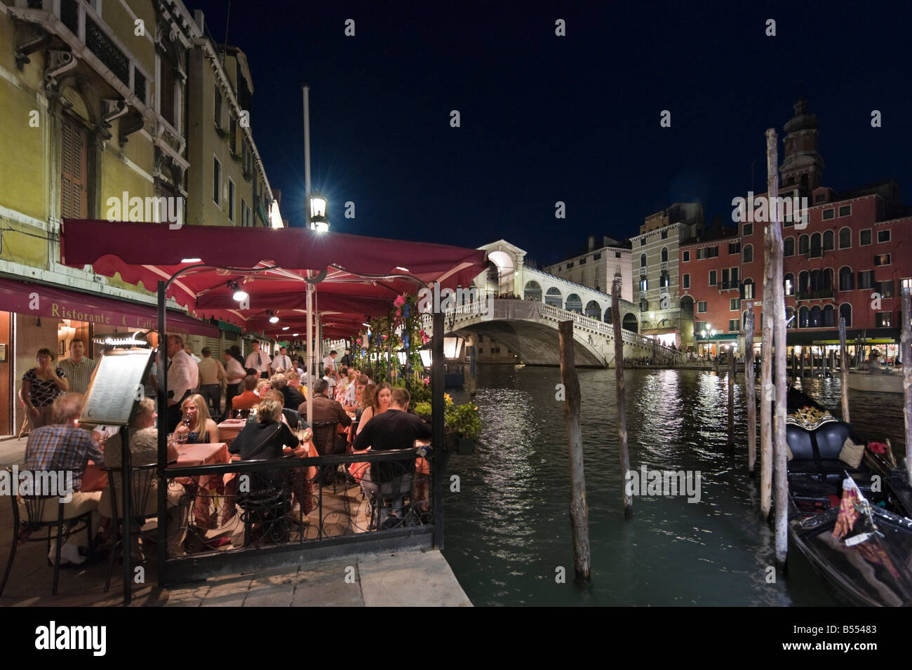 Restaurant et nuit à Gondoles sur le Grand Canal près du Pont du Rialto, Venise, Vénétie, Italie Banque D'Images