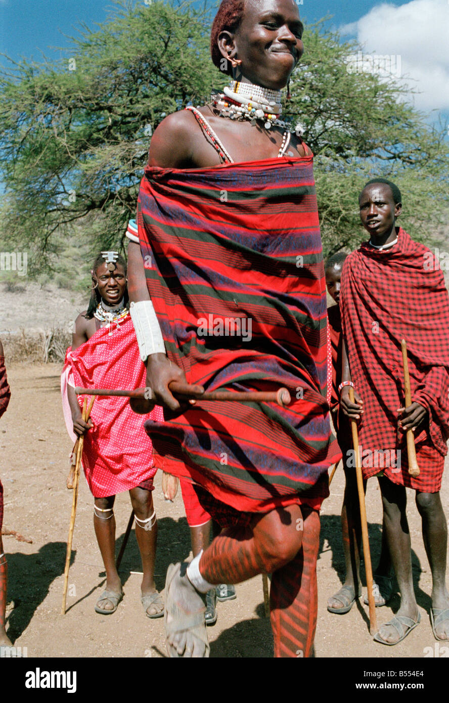 Un guerrier Masaï, célèbre pour ses vêtements colorés et de l'existence pacifique des sourires et des danses dans le district de Ngorongoro, Tanzanie Banque D'Images