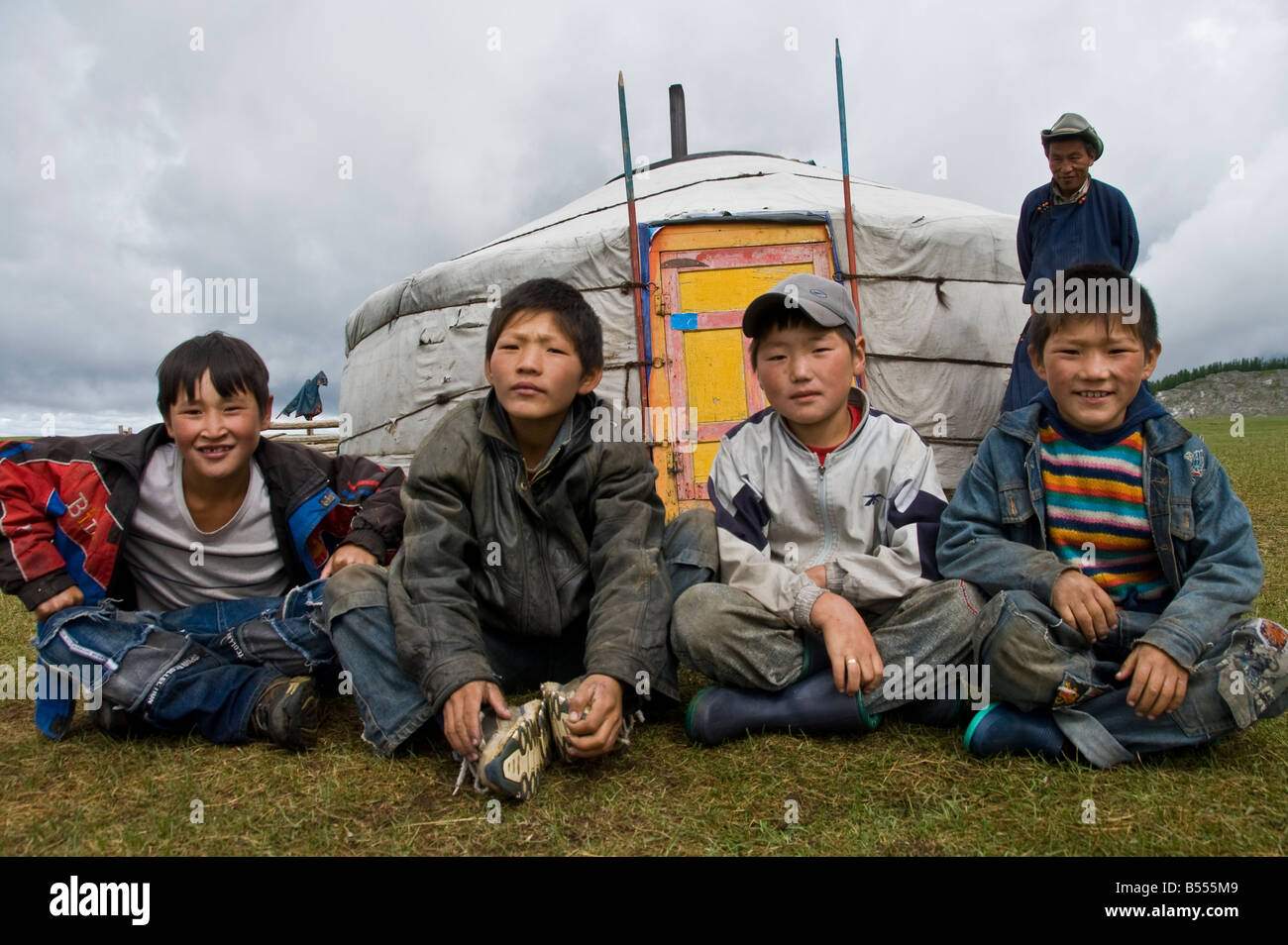Les enfants assis à l'extérieur de la Mongolie le nord de Ger Banque D'Images