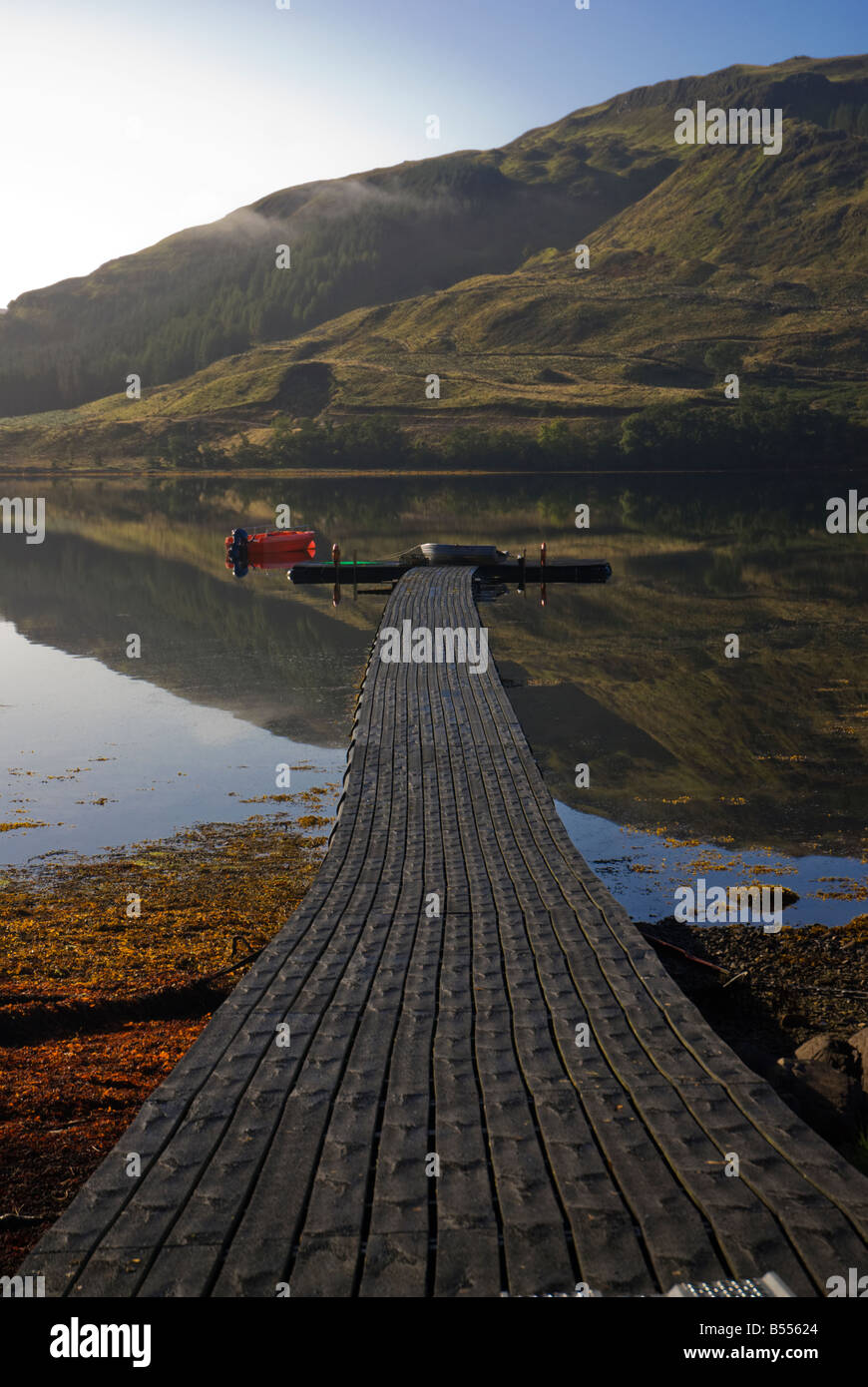 Regardant vers le bas de la jetée et les réflexions dans le Loch Teacuis, Morvern, Ecosse Banque D'Images