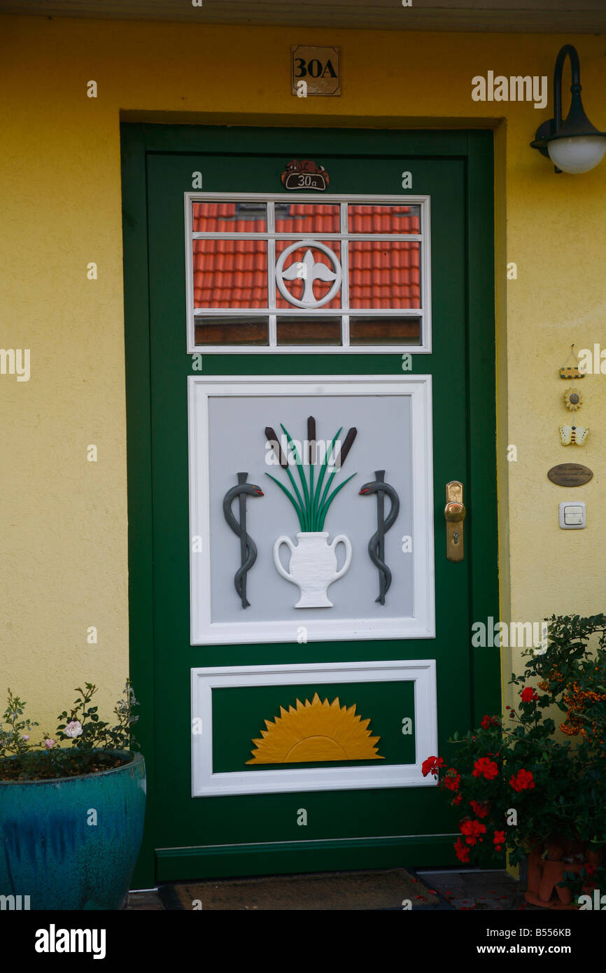 Coloré et richement décorées, porte d'entrée au village de naissance, Mecklenburg Western Pomerian, Allemagne Banque D'Images