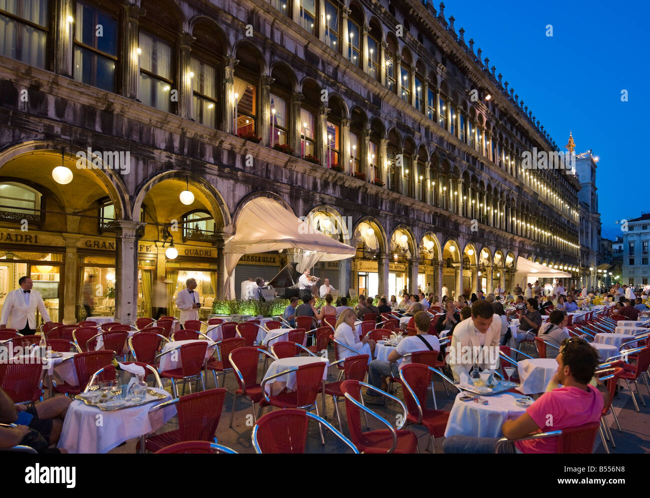 Le restaurant Grand Café quadri dans la Piazza San Marco dans la nuit, Venise, Vénétie, Italie Banque D'Images