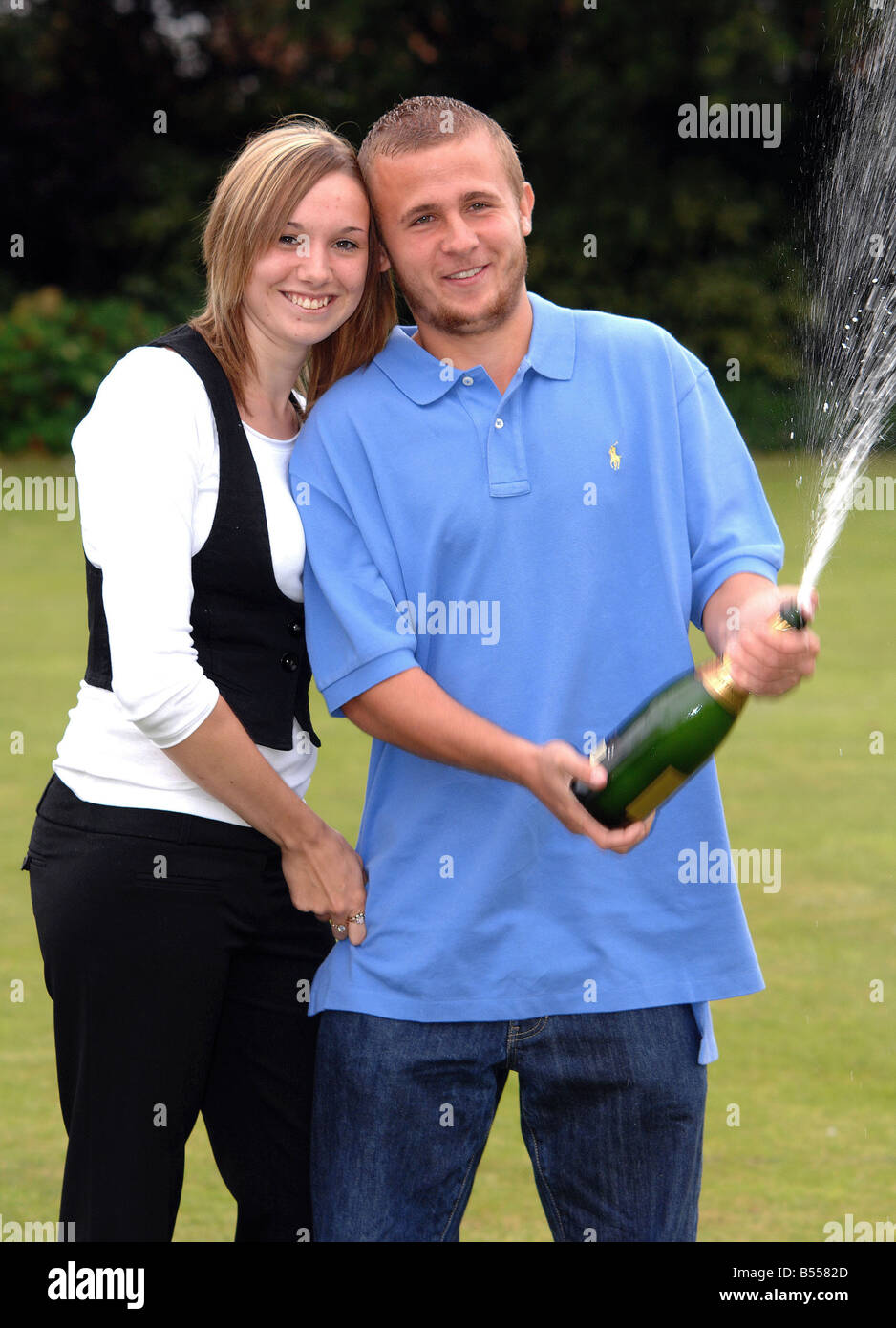 Les gagnants de loterie Kelly Lucas et son petit ami Ollie Kennedy 18 fois à célébrer leur victoire aujourd'hui à proximité de leur domicile en Folkestone Kent le couple a gagné 716 766 le samedi s'appeler Banque D'Images