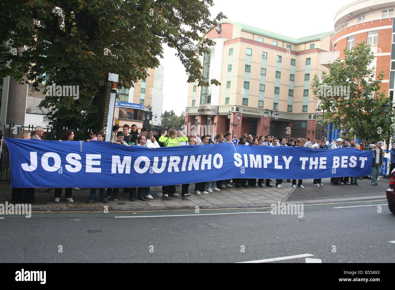 Protestation devant des fans de Chelsea après Stamford Bridge Manager Jose Mourinho quitte le club par consentement mutuel La bannière se lit Jose Mourinho simplement le meilleur Banque D'Images