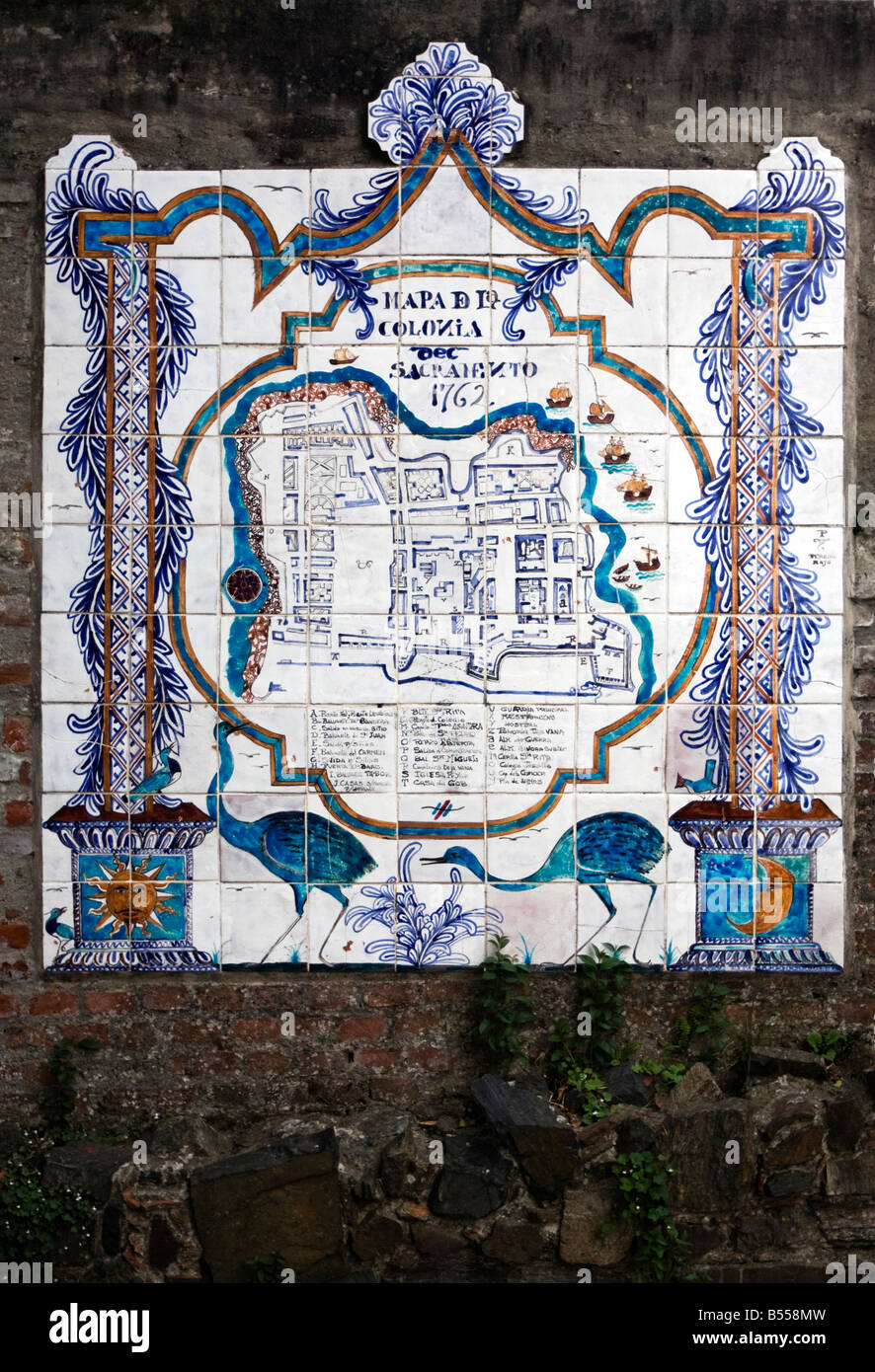 Une carte de Colonia del Sacramento en Uruguay affiche sur un mur dans une rue dans le quartier historique Banque D'Images