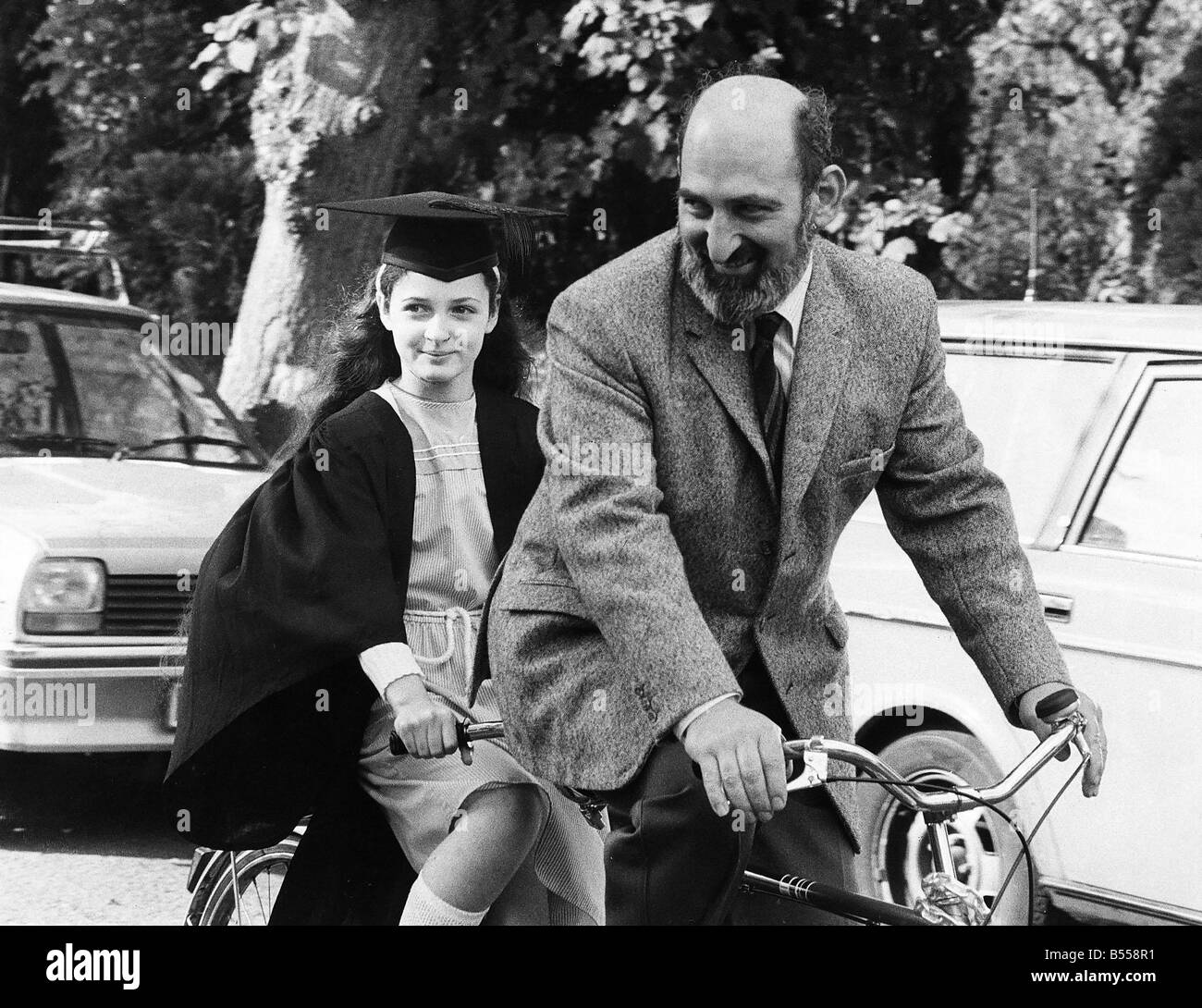 Ruth Lawrence arrive à Saint Hughes College Oxford pour le début de mandat avec son père Harry Lawrence enfant prodige Ruth Lawrence a réalisé un premier étoilé en mathématiques à l'Université d'Oxford le 13 ans est la plus jeune personne à la gagner un degré de première classe et le plus jeune diplômé de l'Université d'Oxford connus Banque D'Images