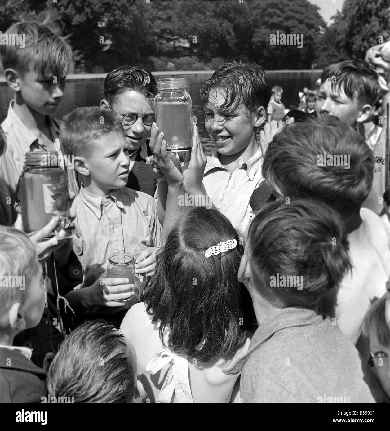 L'enfance : la pêche. Après le titre Tiddler. ! ItAEs un grand jour par l'étang au parc Victoria, Londres. Les jeunes de tous âges, rif Banque D'Images
