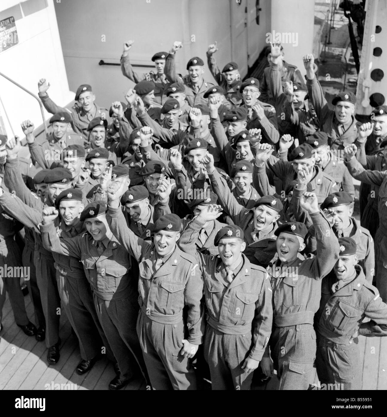Hommes célèbrent leur retour au Royaume-Uni à partir de la guerre de Corée . Août 1953 D5278 Banque D'Images