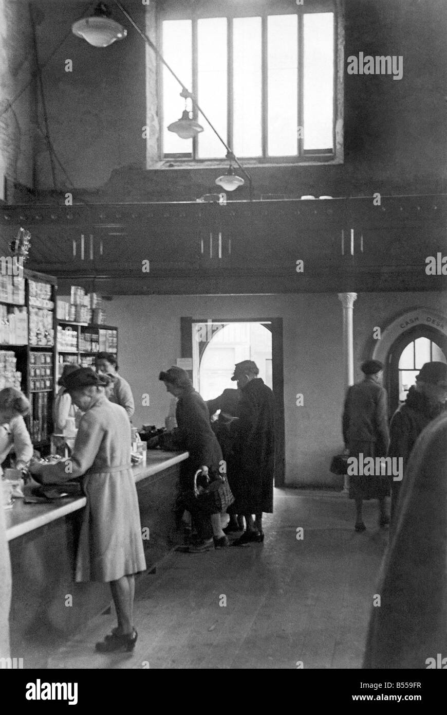 Une vue générale de la boutique à l'intérieur de l'église. Le balcon et l'un de l'église windows peut être vu. La fenêtre qui s'est tenue une fois le vitrail mais qui a été dynamitée quand un buzz-bombe est tombée. Octobre 1944 P012071 Banque D'Images