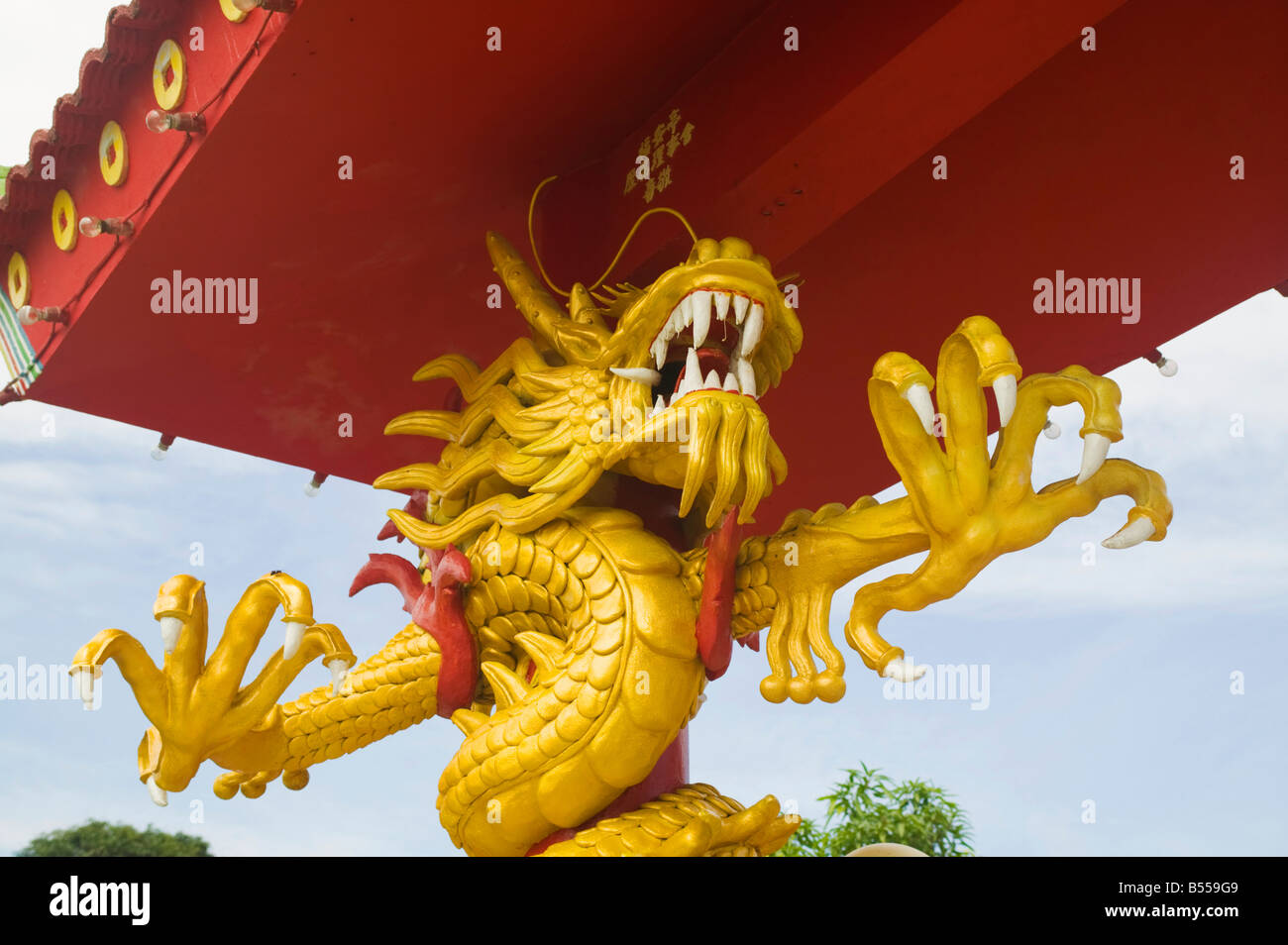 Un pilier sculpté comme un dragon à l'entrée d'un temple Chinois en Malaisie Sarawak Kanowit Banque D'Images