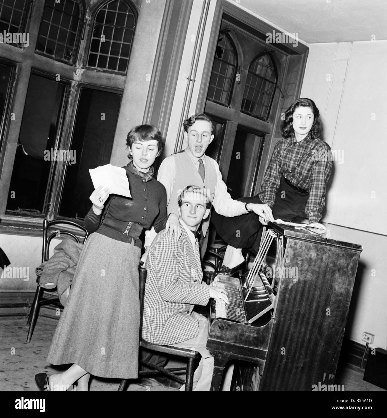 De gauche à droite sur l'impression : Princess Mariga von Urach, M. Andrew Johnston au piano M. Ned Sherrin, Dame Deidre Hare. 196 nov. Banque D'Images