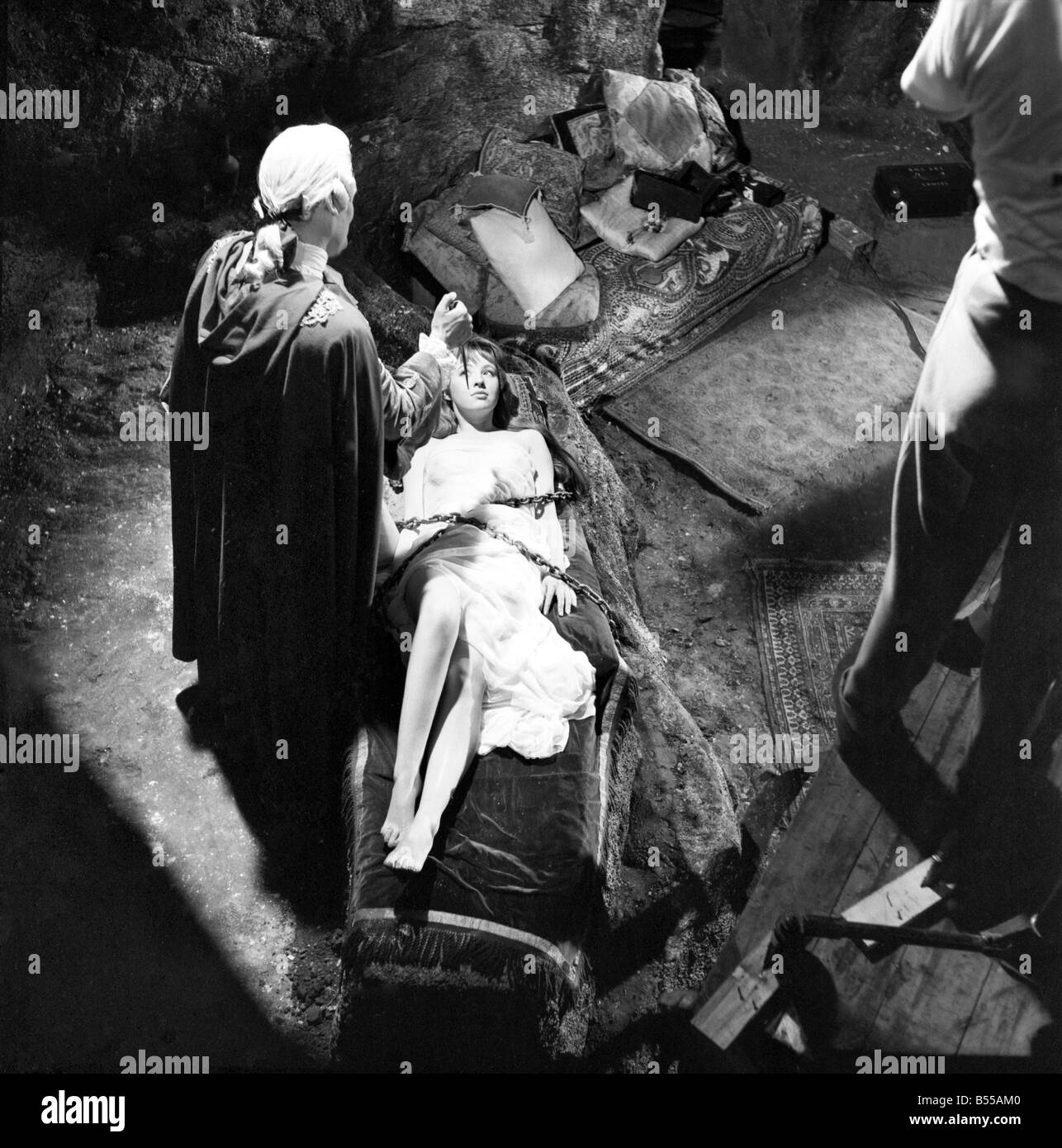 Jack Brentley et Patricia Clapton sur l'ensemble de nouveau film 'Le Club' Hellfire à Pinewood Studio. Juin 1960 M4446-004 Banque D'Images