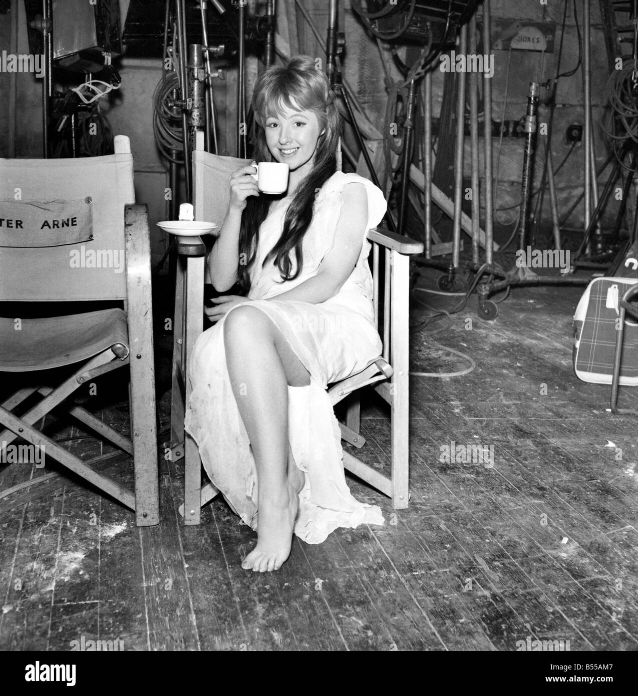 Patricia Clapton sur l'ensemble de nouveau film 'Le Club' Hellfire à Pinewood Studio. Juin 1960 M4446-001 Banque D'Images