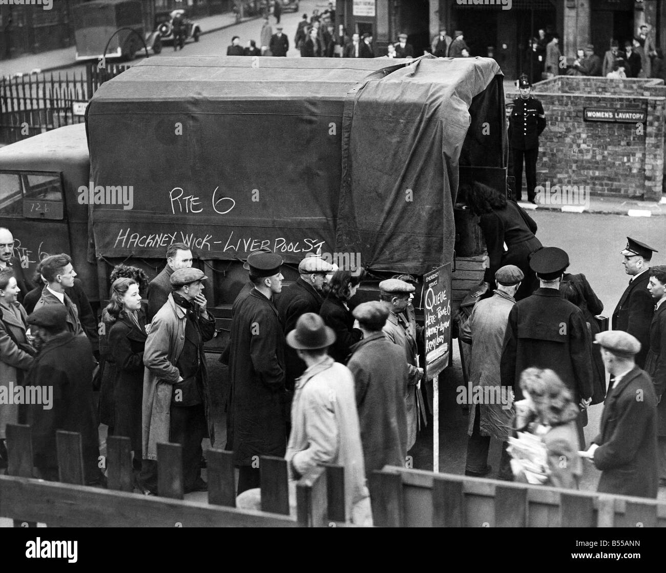 Grève d'autobus. Liverpool street travailleurs Hackney Wick a trouvé une grande quantité de camions pour les prendre au cours de la présente grève d'autobus. Avril 1944 P012061 Banque D'Images