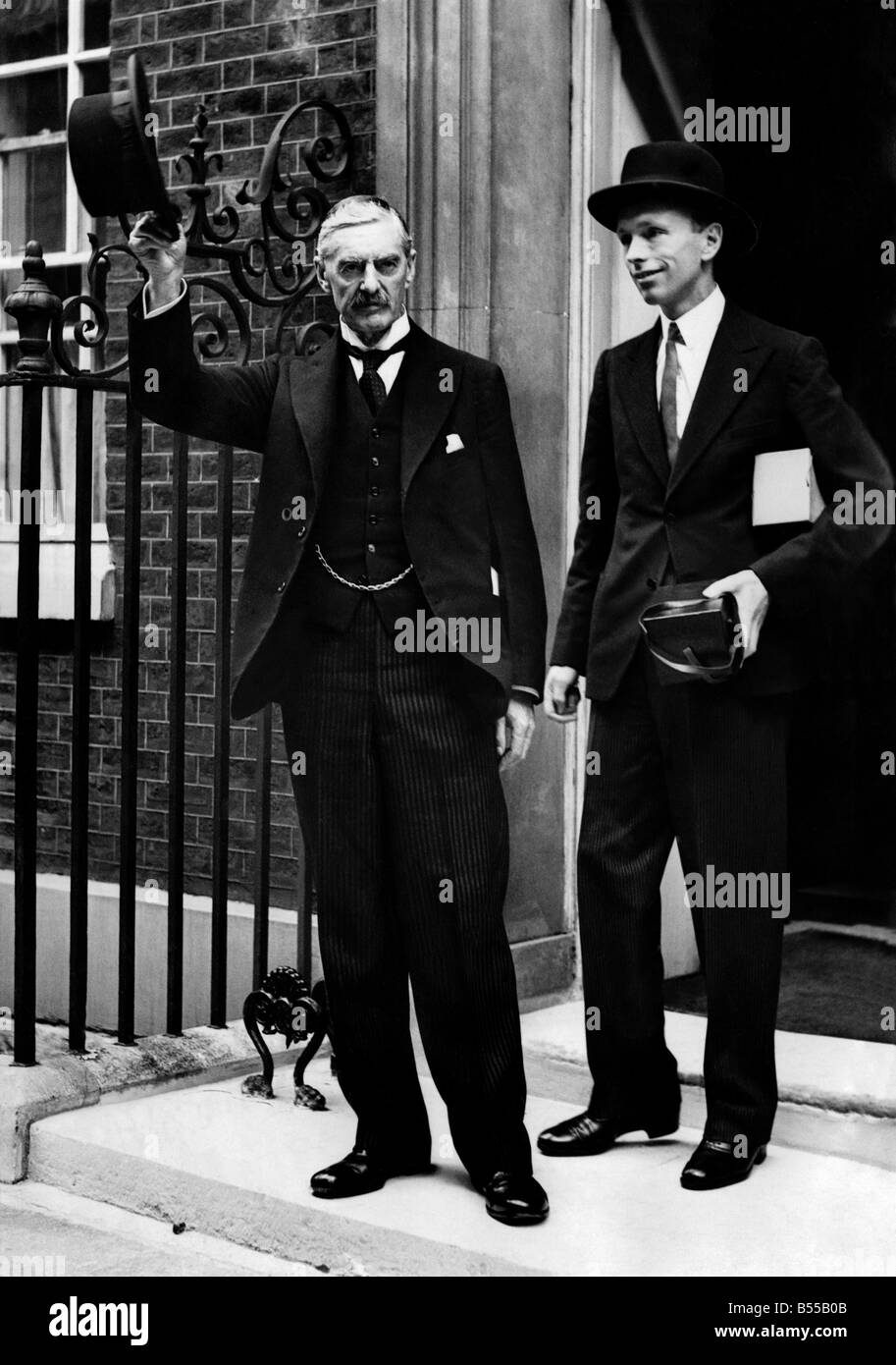 Alex Douglas Accueil à l'âge de 36 ans, avec le premier ministre Neville Chamberlain. L'année 1939. Seigneur, Seigneur Dunglass Home, Chamberlain a été secrétaire privé parlementaire. Octobre 1939 P012437 Banque D'Images