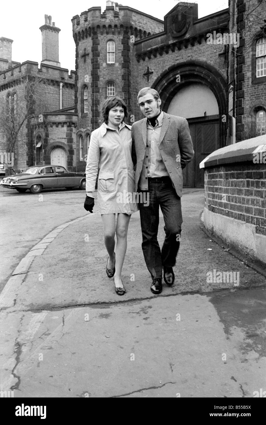 L'amour et la Romance. Couples : 20 ans John Sylvester a été publié aujourd'hui de la prison de Birmingham Winson Green, et rencontré sa future mariée de 17 ans, Lillian Johnson de planifier les derniers détails de leur mariage demain. Le couple s'est réuni pour la première fois lorsque Lillian visité Jean en prison, il a proposé, lors de leur deuxième réunion et elle a accepté. Décembre 1969 Z12219-004 Banque D'Images