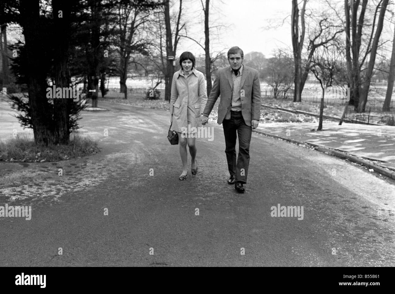 L'amour et la Romance. Couples : 20 ans John Sylvester a été publié aujourd'hui de la prison de Birmingham Winson Green, et rencontré sa future mariée de 17 ans, Lillian Johnson de planifier les derniers détails de leur mariage demain. Le couple s'est réuni pour la première fois lorsque Lillian visité Jean en prison, il a proposé, lors de leur deuxième réunion et elle a accepté. Décembre 1969 Z12219-006 Banque D'Images