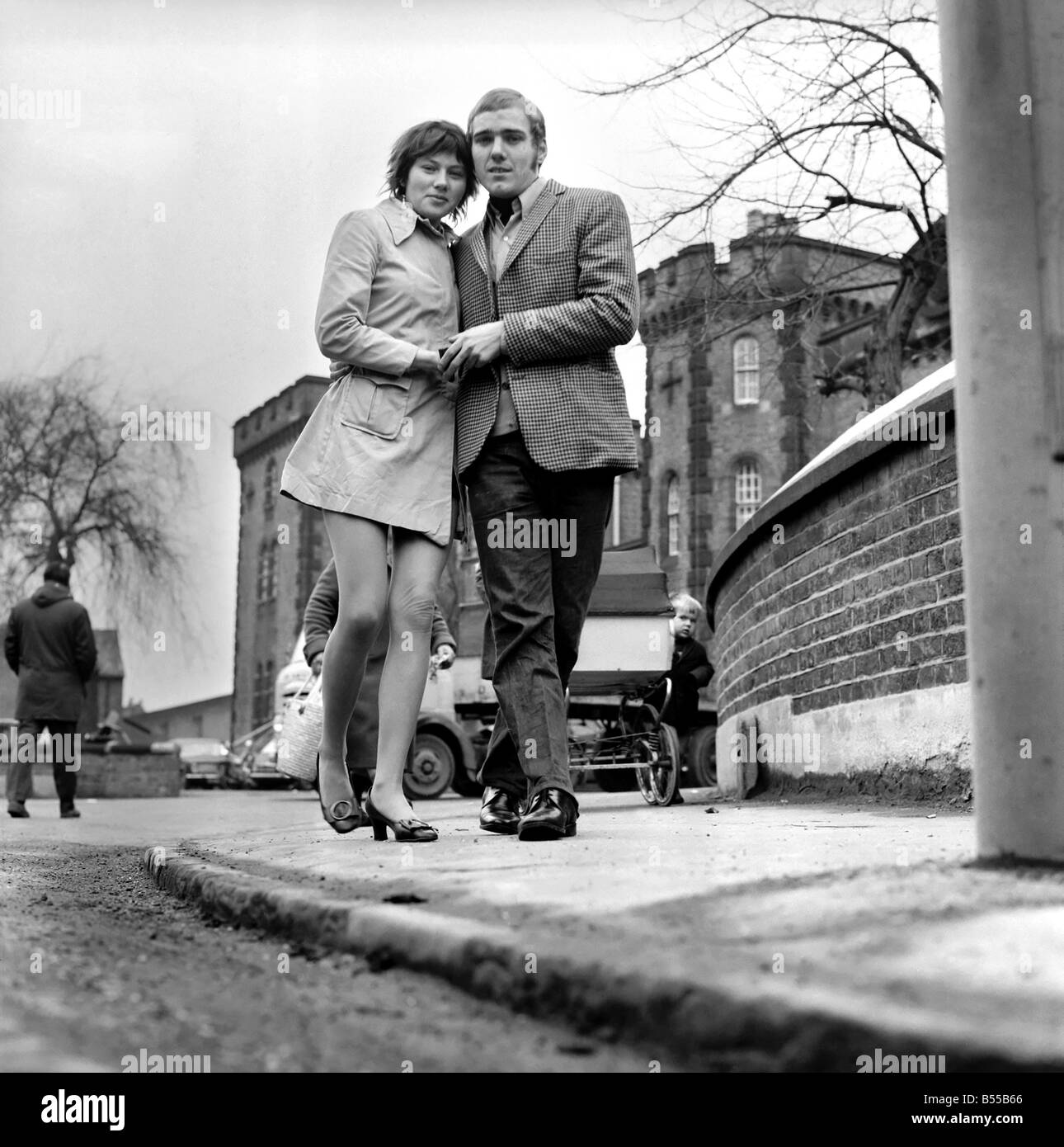 L'amour et la Romance. Couples : 20 ans John Sylvester a été publié aujourd'hui de la prison de Birmingham Winson Green, et rencontré sa future mariée de 17 ans, Lillian Johnson de planifier les derniers détails de leur mariage demain. Le couple s'est réuni pour la première fois lorsque Lillian visité Jean en prison, il a proposé, lors de leur deuxième réunion et elle a accepté. Décembre 1969 Z12219 Banque D'Images