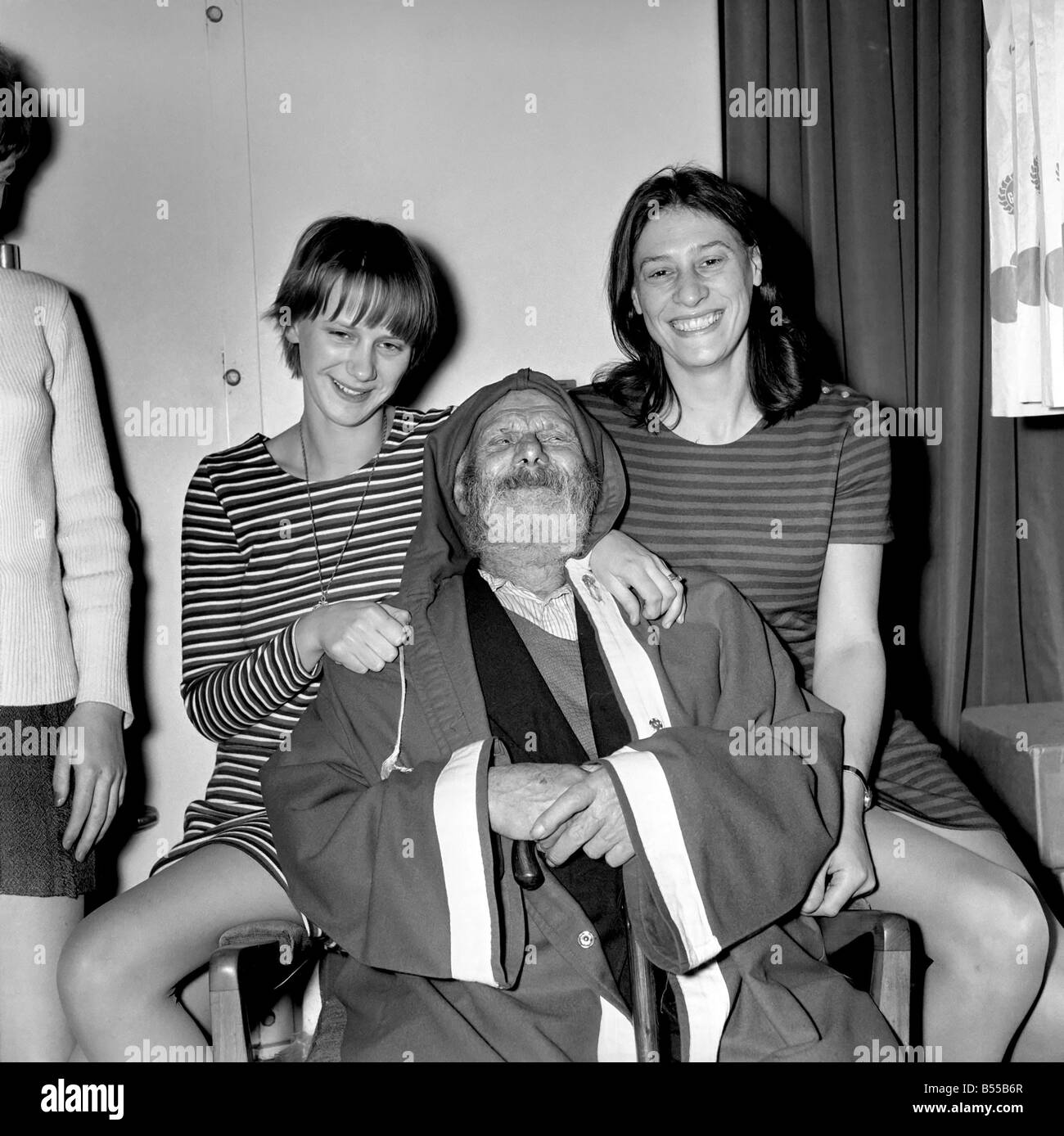 100 ans Père Noël. George Arthur Smith avec shop assistant Mary Smith à gauche et juin Phillips. Décembre 1969 Z12289-004 Banque D'Images
