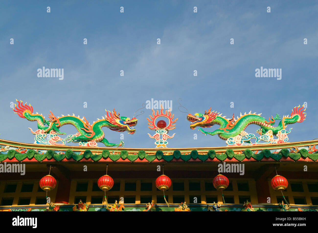 Dragons sur le toit d'un Tua Pek Kong temple Taoïste chinois de Miri Sarawak Malaisie Banque D'Images