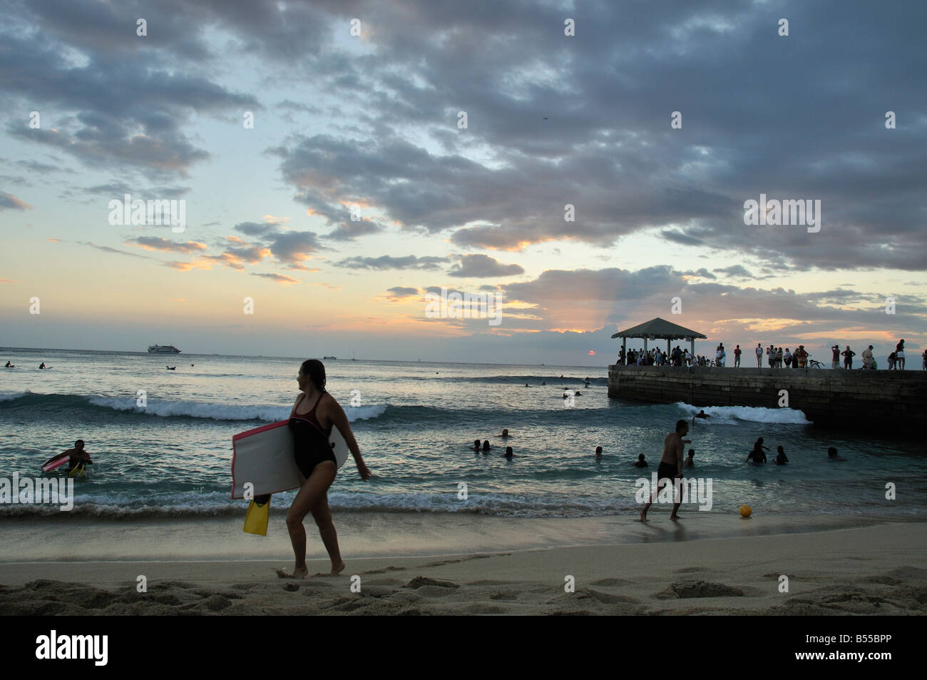 Surfeurs de la plage de Waikiki, Honolulu, Hawaii, Oahu Island Banque D'Images