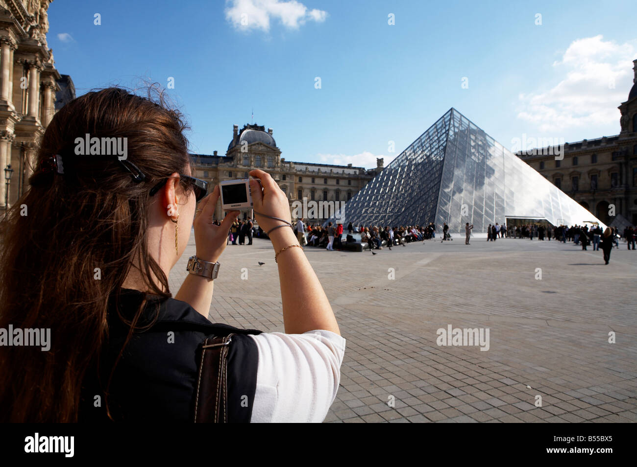 Une femelle'photographier le Louvre Museum (Musée du Louvre) Paris France Europe Banque D'Images