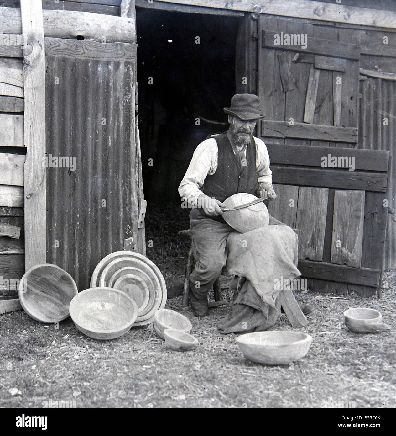 George Lailey, le vieux bol turner de Bucklebury qui transforme les bols elm logs sur un tour à pied primitif 1922 &# 13 ;&# 10;Alf 45 Banque D'Images