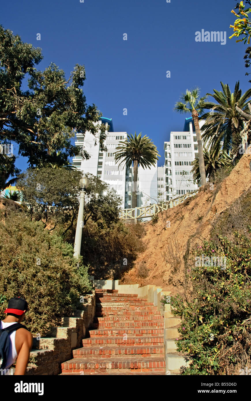 CA Santa Monica beach 'Bay City' au nord de l'escalier de Santa Monica à Palisades Park ou 'The Palisades,' au-dessus de PCH Banque D'Images