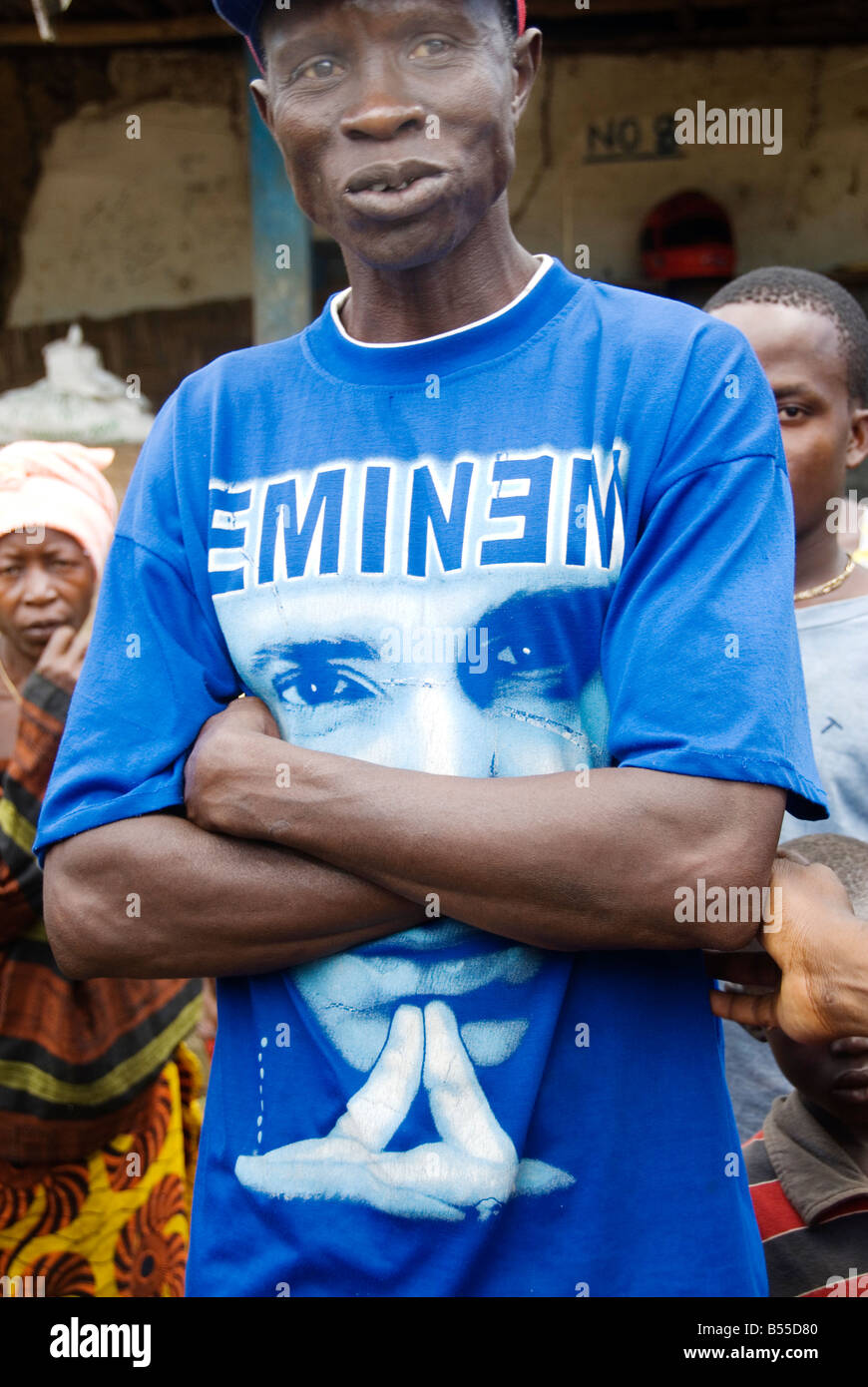 La Sierra Leone Août 2008 Jeudi 21 août près de Makeni Mabamb village Homme portant tshirt Eminem Banque D'Images