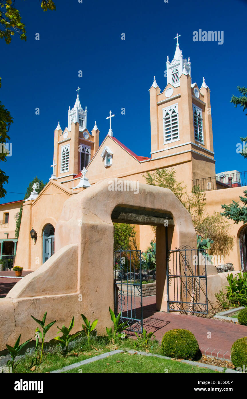 Entrée principale de l'église San Felipe de Neri dans la vieille ville d'Albuquerque au Nouveau Mexique Banque D'Images