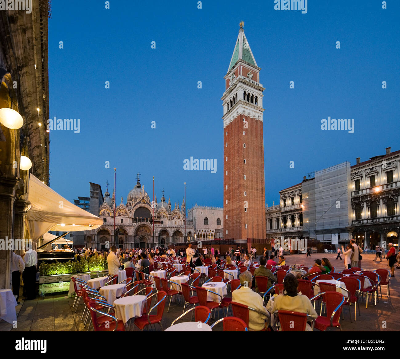 Restaurants dans la Piazza San Marco dans la nuit en face de la basilique et le Campanile, Venise, Vénétie, Italie Banque D'Images