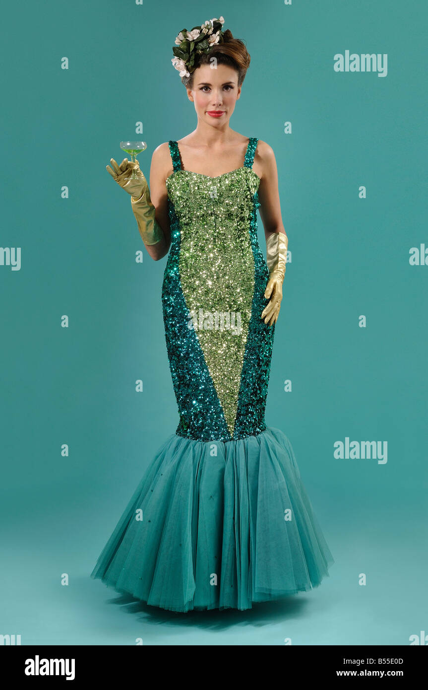Femme en robe verte émeraude tenant un verre à martini Photo Stock - Alamy