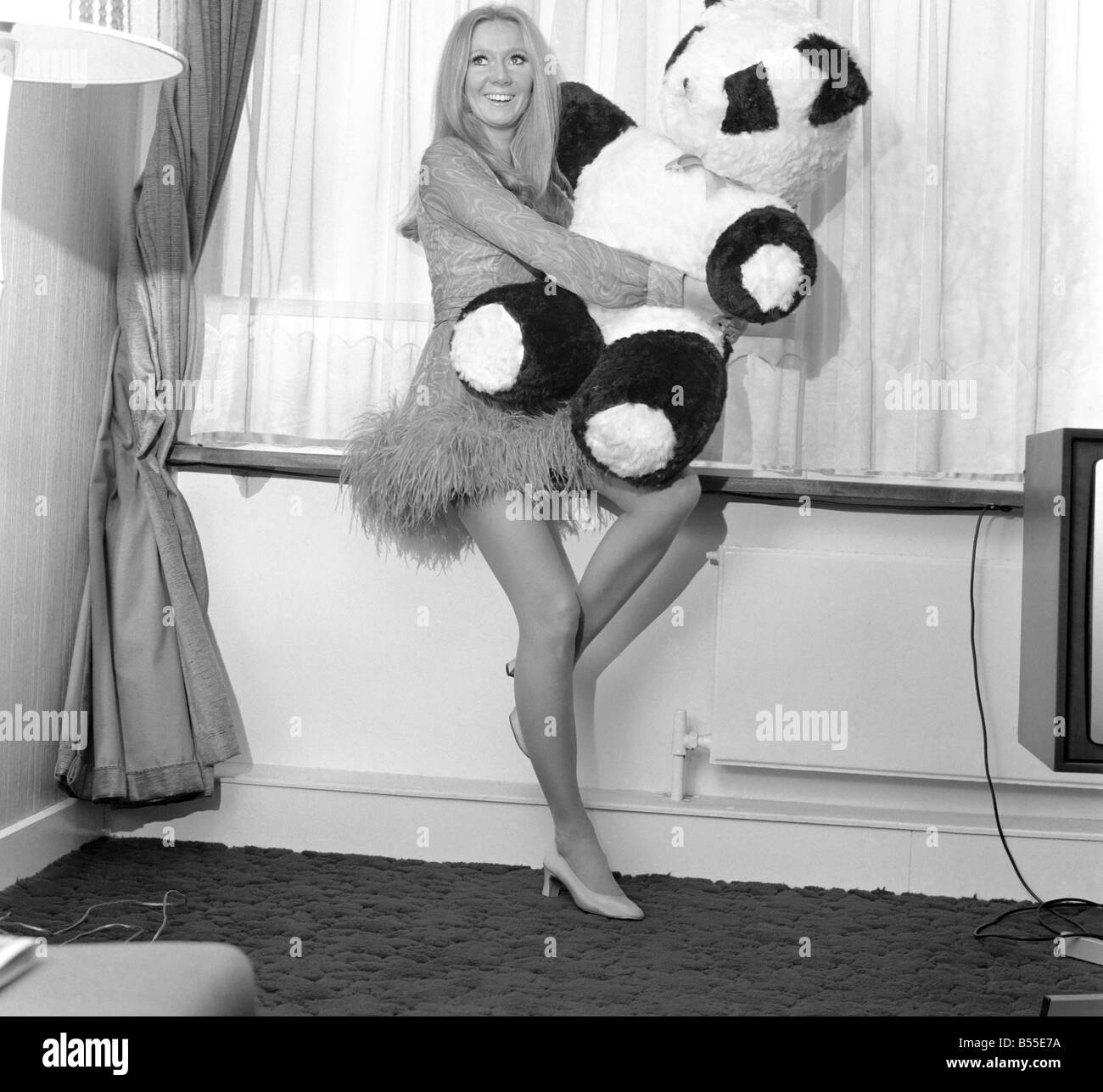 Entertainment Television : Présentatrice Clodagh Rodgers à son domicile à Londres avec son cadeau de Noël en peluche, un panda géant. Décembre 1969 Z11993-001 Banque D'Images