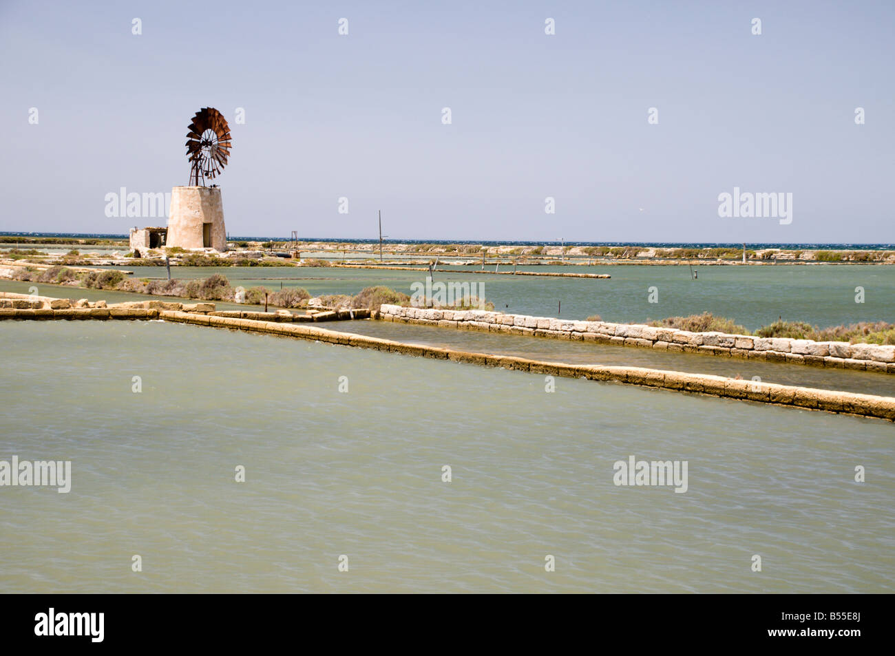 Les moulins à vent et les marais salés à Salines Infersa Marsala Sicile Italie Banque D'Images