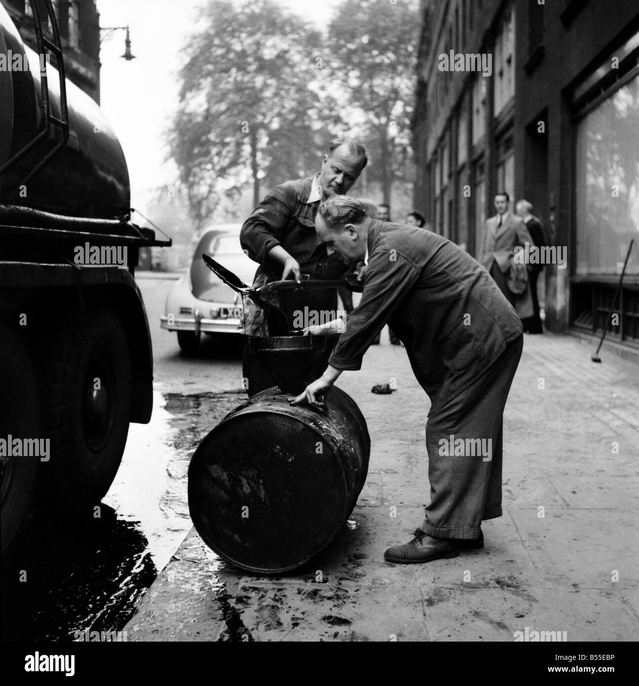 L'Armée prend le contrôle du remplissage des pétroliers et la distribution des fournitures de carburant dans la capitale à la suite de la grève des pilotes de pétroliers. ;Octobre 1953 ;D6350-002 Banque D'Images